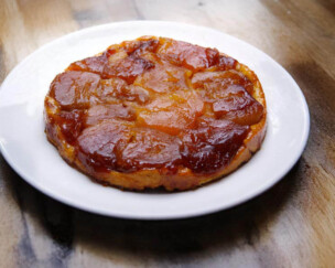 Foto von Tarte Tatin mit getrockneten Pfirsichen