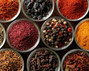 Foto von Gewürze im Ayurveda: Kurkuma und Kardamom